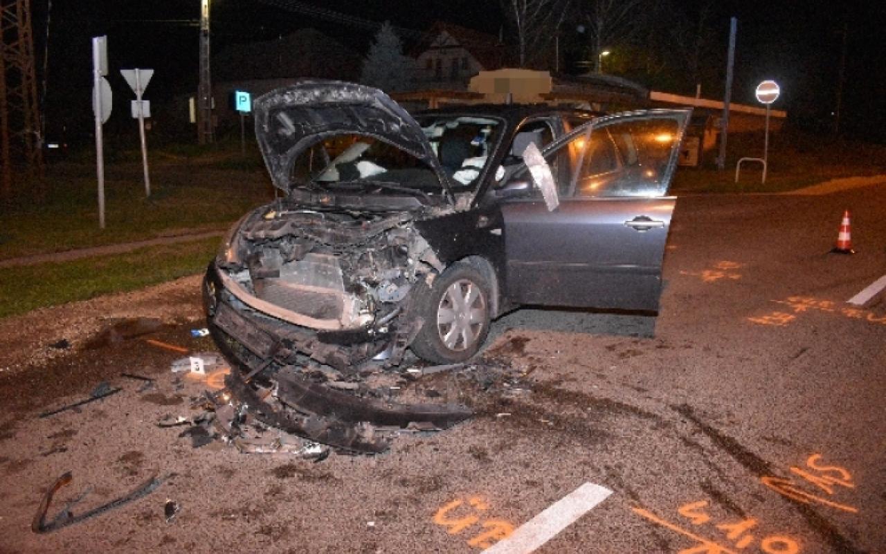 Frontálisan ütköztek Tolnán, könnyű sérüléssel megúszták a vétlen